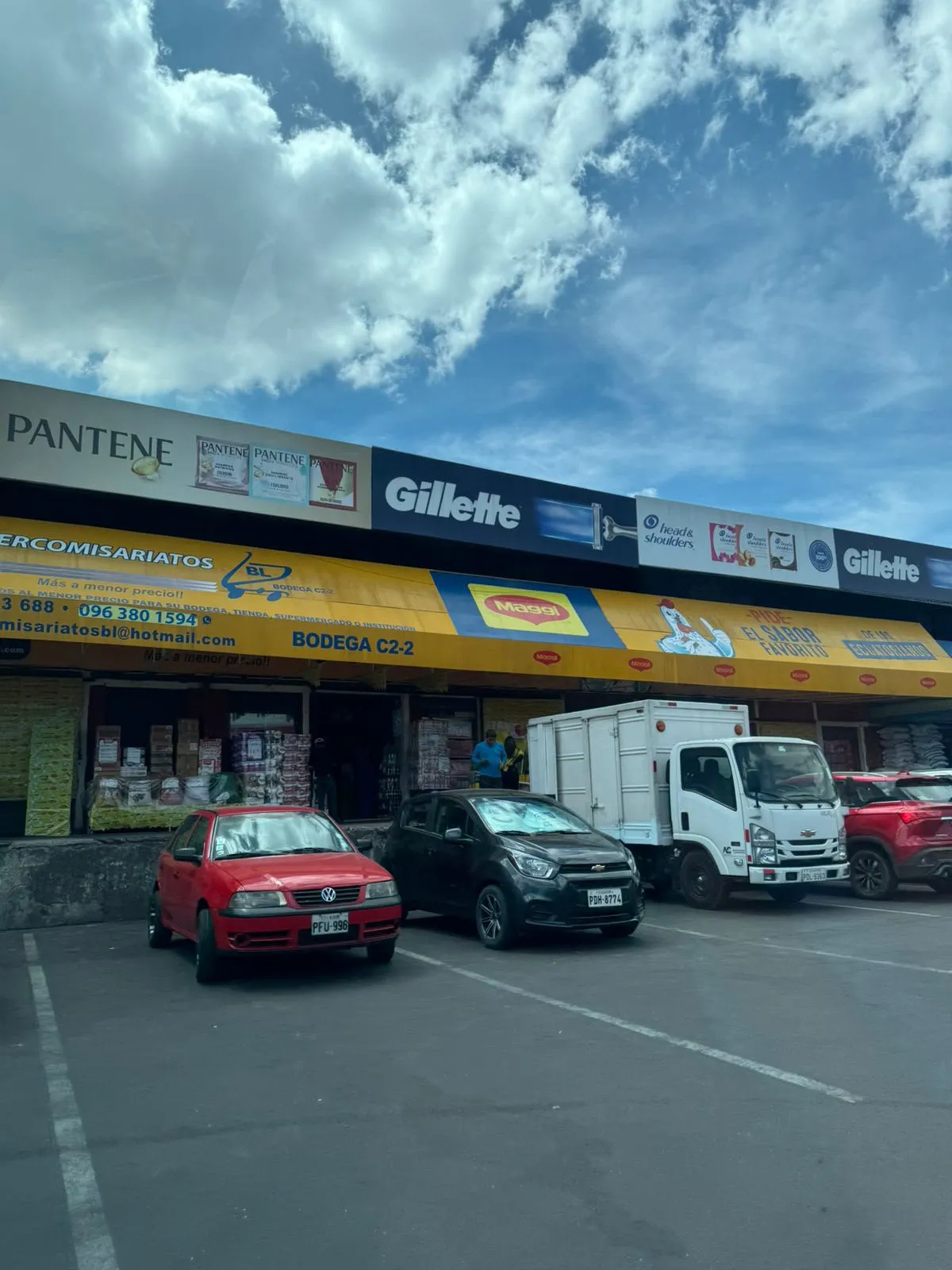 Entrada de Hipercomisariatos BL, Bodega C2-2, en el Mercado Mayorista de Quito