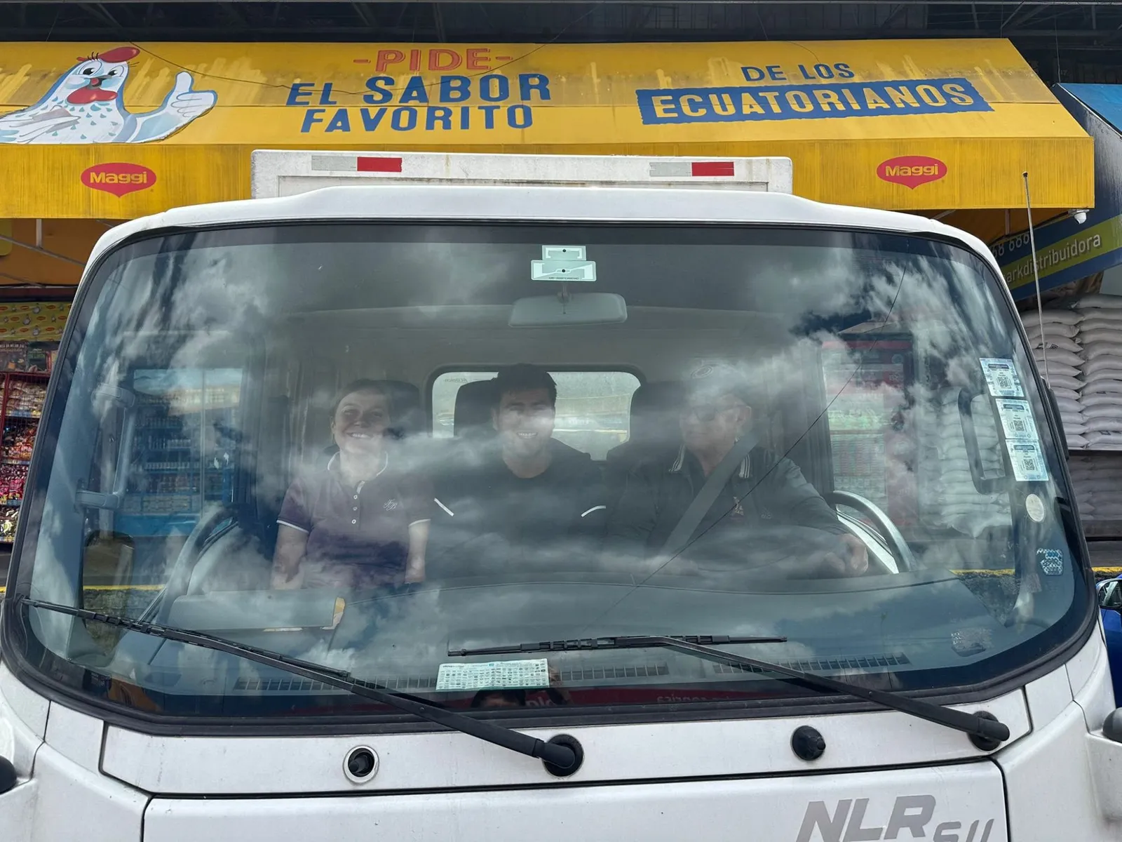Equipo de Hipercomisariatos BL en el camión de reparto