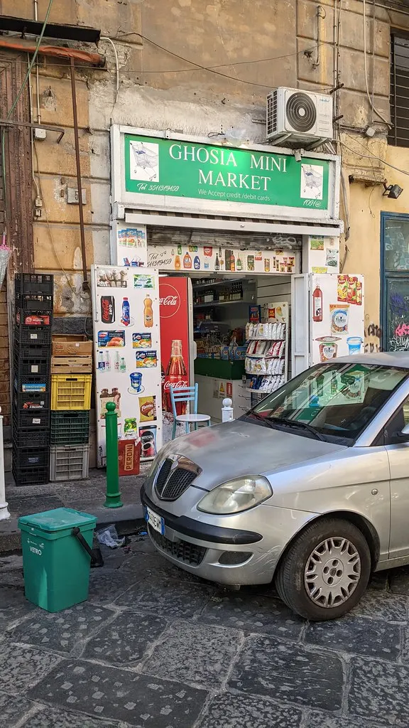 Tienda de barrio con productos de consumo masivo